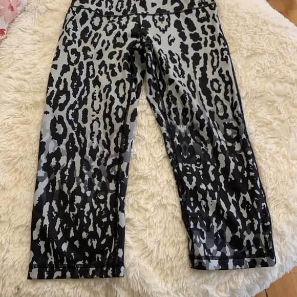 SOLD❗️Z by Zella Grey Animal Print Active Leggings Capri Small - Picture 2 of 8